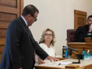 Суд приказывает экс-главе полиции, возглавлявшему рейд на газету в Канзасе, предстать перед судом за удаленные сообщения