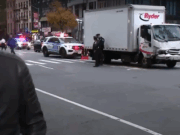 Грузовик в Манхэттене столкнулся с припаркованным фургоном, в результате чего 9 человек получили травмы