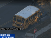 С очевидцами эвакуируют людей из горящего школьного автобуса в Берлине, Нью-Джерси