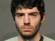 Житель Айовы столкнулся с почти 100 обвинениями после allegedly скрытия камеры в туалетах-вазах