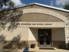Школы Нью-Браунфелса вновь открывают библиотеки на фоне оживленных дискуссий о книгах в Техасе
