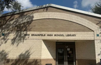 Школы Нью-Браунфелса вновь открывают библиотеки на фоне оживленных дискуссий о книгах в Техасе