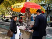 Юрист из Вашингтона в отпуске по уходу за ребенком осуществляет мечту о работе на cart с хот-догами