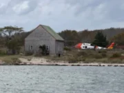 Семья спасена после суток на удалённом острове Массачусетса из-за пожара на их лодке