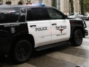 Полицейские Техаса героически спасают младенца, зажатого под автомобилем после переворота машины